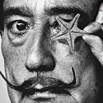 「ダリ展」のポスターに2人のダリが「これはダリ？」